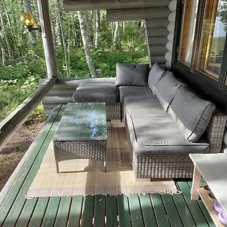 Viihtyisae Moekki Jaerven Rannalla *