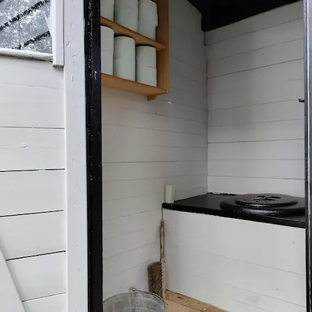 Viihtyisae Moekki Jaerven Rannalla Apartment