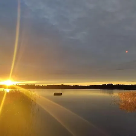 Viihtyisae Moekki Jaerven Rannalla