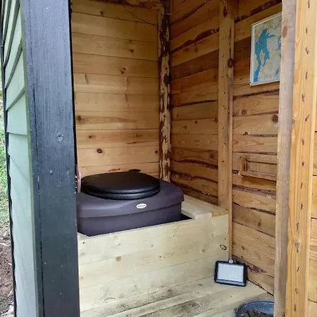 Viihtyisae Moekki Jaerven Rannalla *