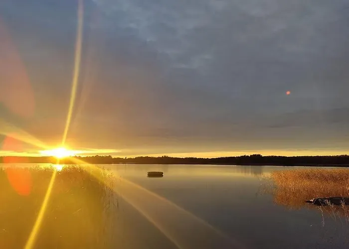 Viihtyisae Moekki Jaerven Rannalla